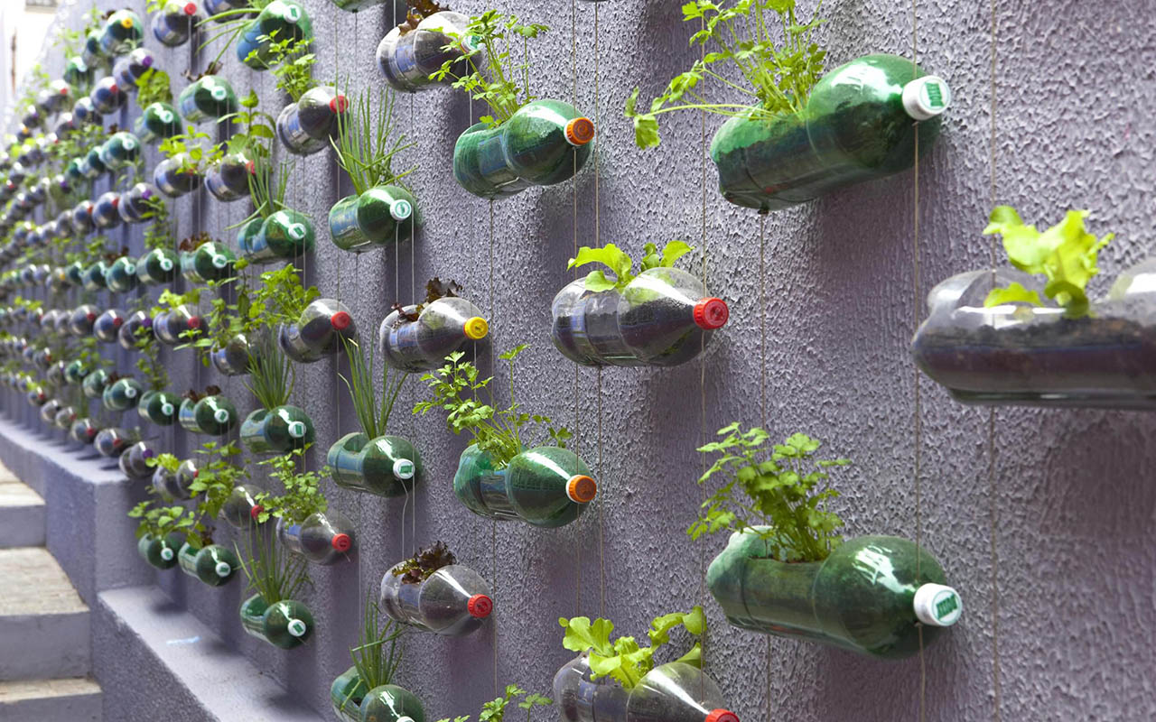Украшения сада – 25 фото поделок из пластиковых бутылок